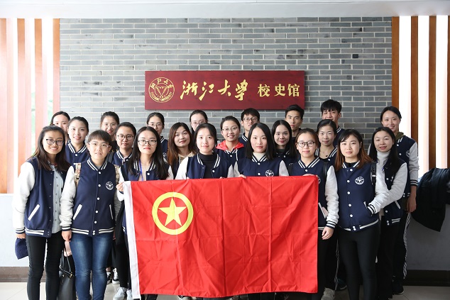校史馆前合影留念.jpg