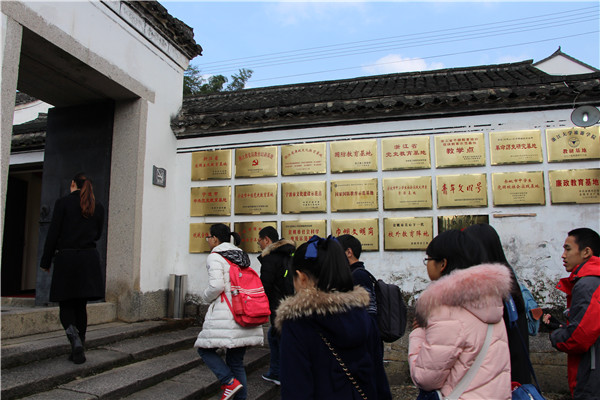 参观纪念馆.jpg 参观纪念馆.jpg