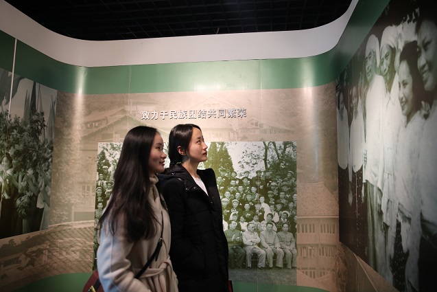 参观周恩来纪念馆.jpg