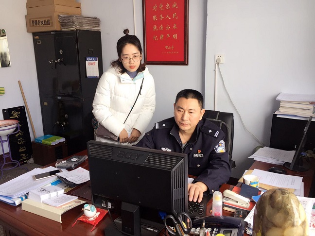 浙大马院赴13省市基层党组织从严治党实践团-中国共产党通化市公安局交警支队委员会-何宛怿同学听党务工作者讲解从严治党工作成果.jpeg 浙大马院赴13省市基层党组织从严治党实践团-中国共产党通化市公安局交警支队委员会-何宛怿同学听党务工作者讲解从严治党工作成果.jpeg
