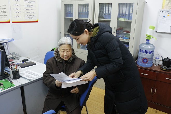 向社区居民发放问卷.jpg 向社区居民发放问卷.jpg