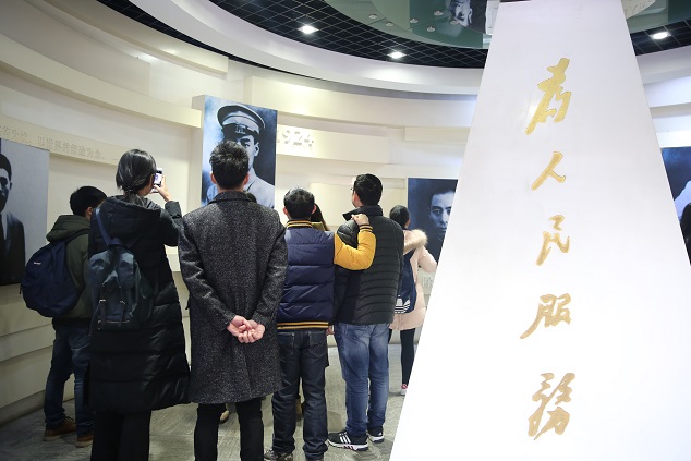 参观周恩来故居.JPG